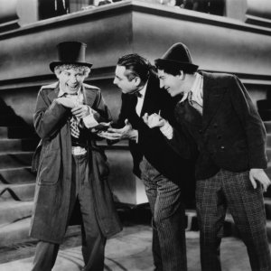 Harpo Marx, Louis Sorin e Chico Marx in una scena dell'esilarante Animal Crackers