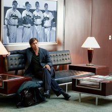 Brad Pitt in una scena di Moneyball, del 2011