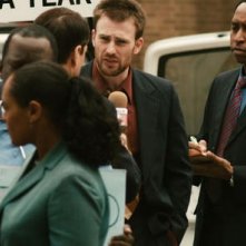 Chris Evans (al centro) in Puncture