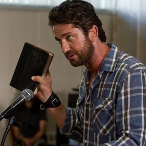 Gerard Butler predica durante una scena di Machine Gun Preacher