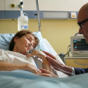 Hans-Michael Rehberg e Ingrid Andree nel drammatico Transfer