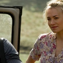 Jason Statham (di spalle) nel film Killer Elite con Yvonne Strahovski