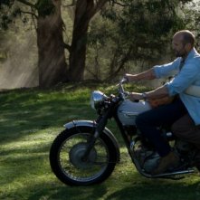 Jason Statham in moto nel film Killer Elite con Yvonne Strahovski