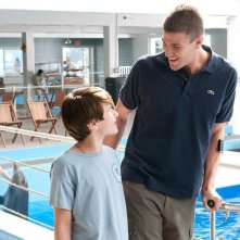 L'incredibile storia di Winter il delfino: Nathan Gamble in una scena con Austin Stowell