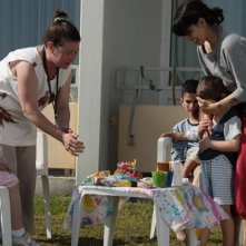 Maryam Zaree (con i pantaloni rossi) in Abgebrannt