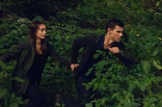 Taylor Lautner con Lily Collins in una scena di Abduction - riprenditi la tua vita