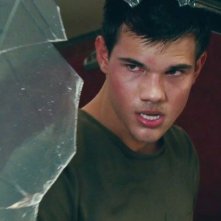 Taylor Lautner rabbioso in una scena di Abduction - Riprenditi la tua vita