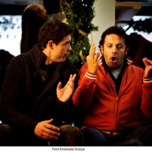 Alessandro Gassman ed Enrico Brignano nel film TV Un Natale per due