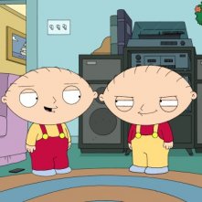 Stewie con il suo clone cattivo in una scena di The Hand That Rocks the Wheelchair de I Griffin