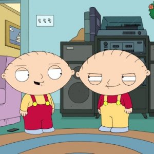 Stewie con il suo clone cattivo in una scena di The Hand That Rocks the Wheelchair de I Griffin