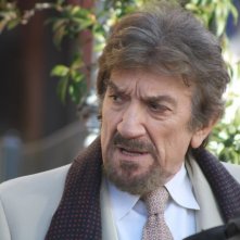 Gigi Proietti in un'immagine della fiction Il signore della truffa