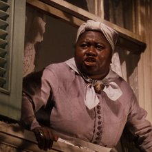 Hattie McDaniel interpreta Mamy in una scena di Via col vento (1939)