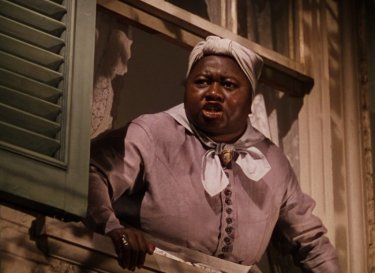 Hattie McDaniel interpreta Mamy in una scena di Via col vento (1939)