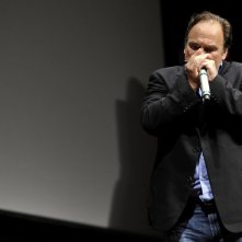 James Belushi suona l'armonica durante la masterclass al Roma Fiction Fest 2011