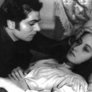 Laurence Olivier con Merle Oberon in una scena del film Cime tempestose