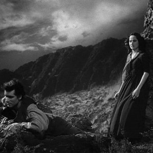 Laurence Olivier con Merle Oberon in una scena del film romantico Cime tempestose (1939)