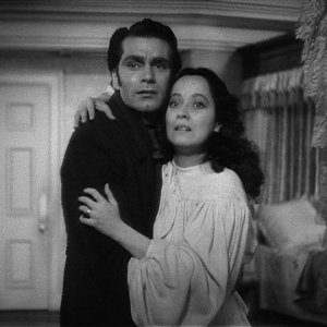 Laurence Olivier e Merle Oberon in una scena del film romantico Cime tempestose