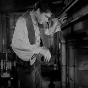 Laurence Olivier in una scena di Cime tempestose (1939)
