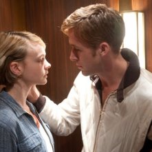 Ryan Gosling con Carey Mulligan in una sequenza di Drive