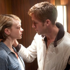 Ryan Gosling con Carey Mulligan in una sequenza di Drive