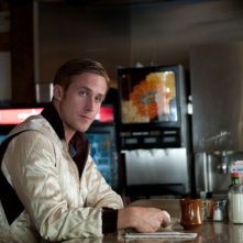 Ryan Gosling in Drive al bancone di un locale