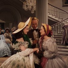 Vivien Leigh con Leslie Howard e Olivia de Havilland in una scena di Via col Vento