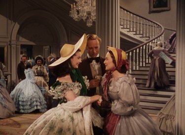 Vivien Leigh con Leslie Howard e Olivia de Havilland in una scena di Via col Vento
