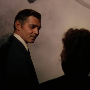 Vivien Leigh (di spalle) con Clark Gable in una celebre scena di Via col vento