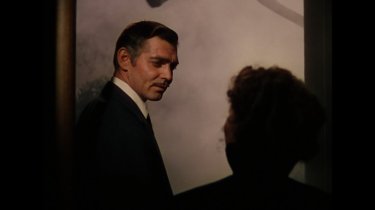 Vivien Leigh (di spalle) con Clark Gable in una celebre scena di Via col vento