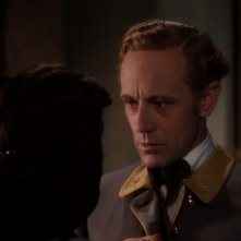 Vivien Leigh (di spalle) con Leslie Howard in una scena del film Via col vento (1939)