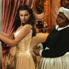 Vivien Leigh e Hattie McDaniel in una scena di Via col vento