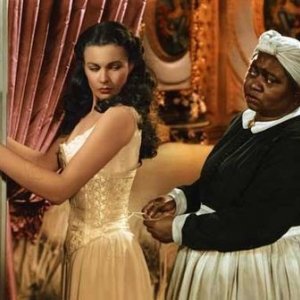 Vivien Leigh e Hattie McDaniel in una scena di Via col vento