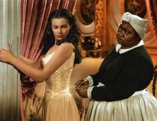 Vivien Leigh e Hattie McDaniel in una scena di Via col vento