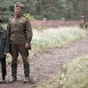 4 Days in May: Aleksei Guskov in una sequenza, accanto ad un giovane protagonista