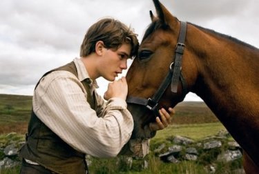 Jeremy Irvine in una scena di War Horse