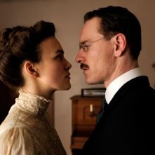 Keira Knightley di fronte a Michael Fassbender in A Dangerous Method