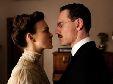 Keira Knightley di fronte a Michael Fassbender in A Dangerous Method