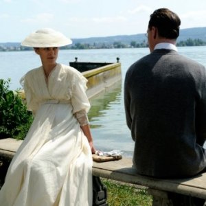 Keira Knightley e Michael Fassbender (di spalle) in A Dangerous Method