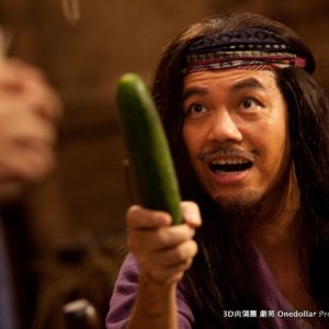 Sex and Zen 3D: uno dei protagonisti brandisce minacciosamente un cetriolo