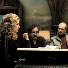 Tim Burton, Jonny Lee Miller e Michelle Pfeiffer sullo spettrale set di Dark Shadows