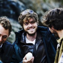 Tom Burke, JJ Feild e Adam Robertson in un momento corale di Third Star