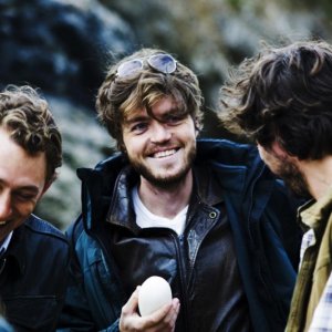 Tom Burke, JJ Feild e Adam Robertson in un momento corale di Third Star