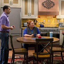 Due uomini e mezzo: Jon Cryer, Conchata Ferrell ed Ashton Kutcher nell'episodio People Who Love Peepholes