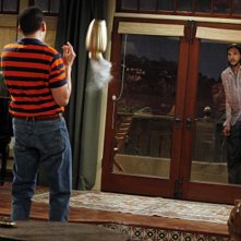 Due uomini e mezzo: Jon Cryer ed Ashton Kutcher in una scena dell'episodio Nice to Meet You, Walden Schmidt