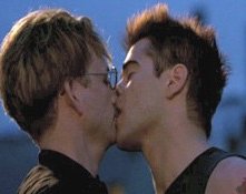 Il bacio tra Colin Farrell e Dallas Roberts nel film Una casa alla fine del mondo