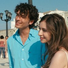 Oltre il mare: Alessandro Intini con Giulia Steigerwalt nel film