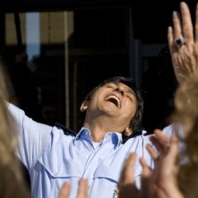 Vincenzo Salemme esulta in 'Baciato dalla fortuna' di Paolo Costella