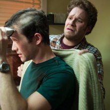 50/50: Seth Rogen osserva con apprensione Joseph Gordon-Levitt mentre si rade i capelli