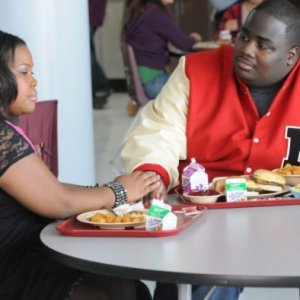 Amber Riley e il nuovo fidanzato di Mercedes in una scena dell'episodio di Glee Asian F