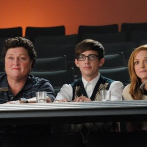 Dot Jones, Kevin McHale e Jayma Mays nell'episodio di Glee Asian F